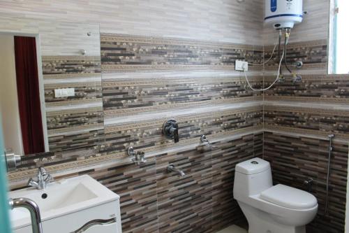 Koupelna v ubytování Marina Group of hotel hill view -cricket stadium 9 km-Mcleodganj 2 km- Bhagsunag 4