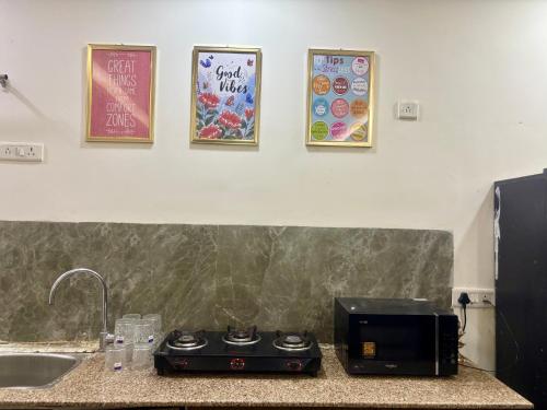 Køkken eller tekøkken på 2BHK Farmhouse with Pool & Garden - Noida Best Farm BBQ, Bonfire, BYOB, Private Party, Music System, Pet Friendly