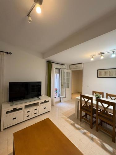 Sol De Tahona في كارمونا: غرفة معيشة مع تلفزيون بشاشة مسطحة وطاولة