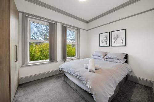 Giường trong phòng chung tại Heart of Reading Hideaway 3BR | Parking