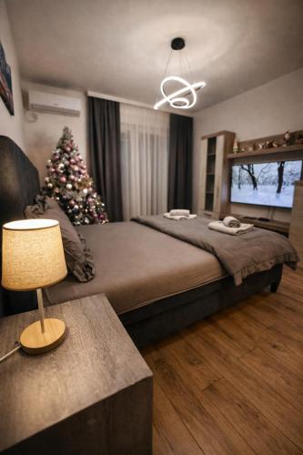 En eller flere senge i et værelse på Royal Apartmani 1