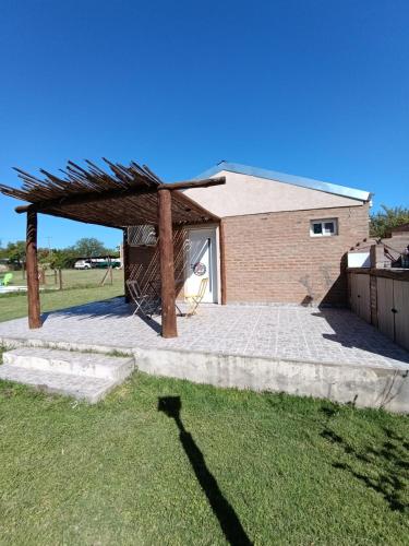 a backyard with a wooden pergola and a house at Casa Quinta en Victoria in Victoria