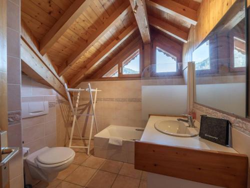 モルジヌにある3 pièces à Morzine, skis aux pieds, animaux admis - FR-1-754-37のバスルーム(トイレ、洗面台、バスタブ付)