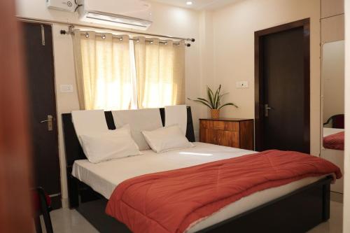 Giường trong phòng chung tại Lalit Villa Luxury Apartments - 3BHK - II