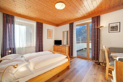 Postel nebo postele na pokoji v ubytování Gasthof Kirchsteiger