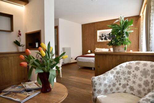 エトロウブレスにあるホテル ボー セジュールのリビングルーム(テーブル上に花瓶付)