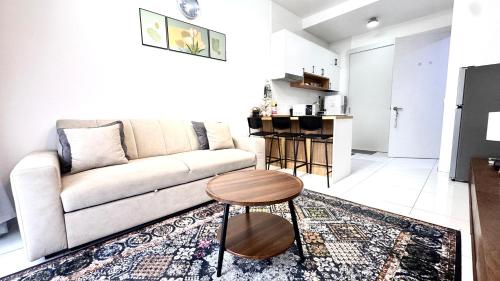 Η κουζίνα ή μικρή κουζίνα στο Sky Trees Bukit Indah netflix and wifi