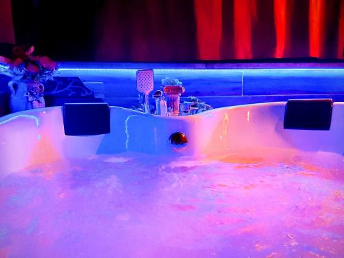Domus Corneliæ - Romantico Attico Roman & Jacuzzi - Metro A Cornelia