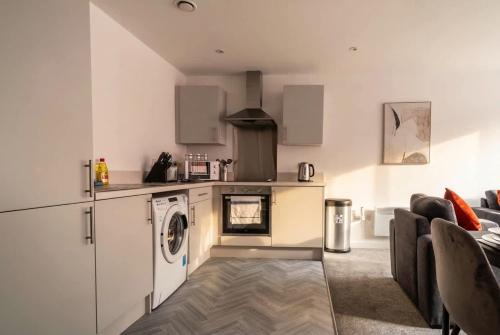 a kitchen with a washer and dryer in a room at Fantastic 1 Bed Central Preston Apartment in Preston
