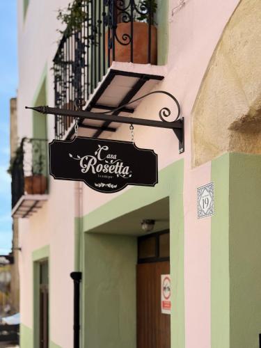 un panneau pour un restaurant sur le côté d'un bâtiment dans l'établissement Casa Rosetta Boutique, à Xàtiva