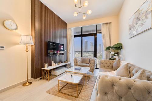 Elegant 2BR Getaway in Azizi Riviera Near Downtown