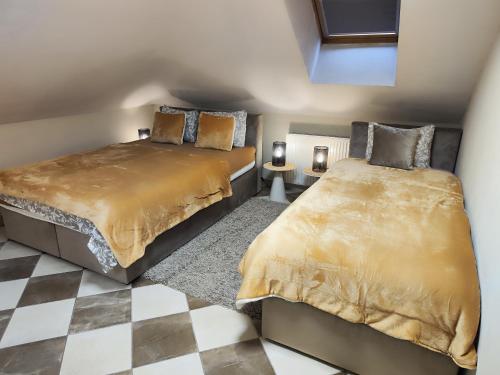 En eller flere senge i et værelse på Apartmani Sunset