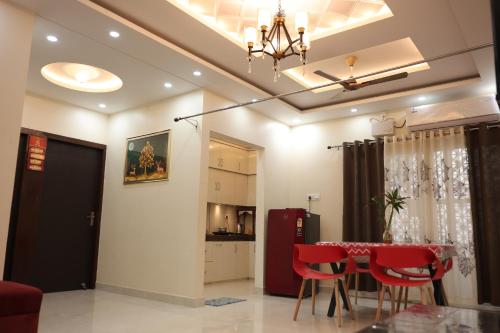 Nhà bếp/bếp nhỏ tại Lalit Villa Luxury Apartments - 3BHK - II