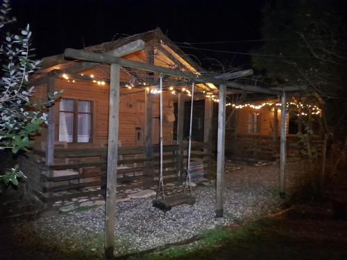 una cabaña iluminada por la noche con luces de Navidad en Tiny houses Genacvale, en Martvili