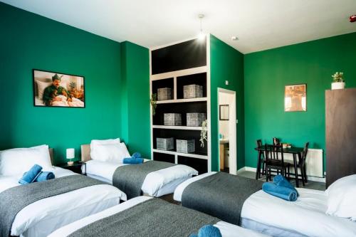 Giường trong phòng chung tại Upper Floor - Room 4