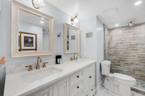 un bagno bianco con lavandino e WC di Sandpiper Beach #405 a Sanibel