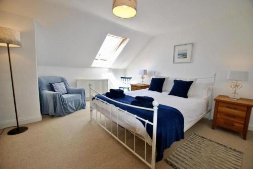 een slaapkamer met een bed en een stoel erin bij Bayview - St Monans in Saint Monance