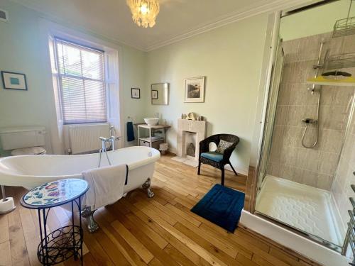 een badkamer met een bad en een douche bij Bayview - St Monans in Saint Monance