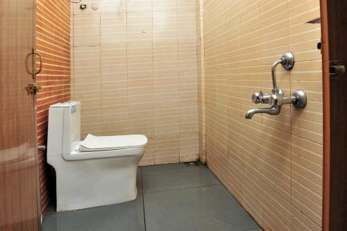 een badkamer met een toilet in een stal bij Alfa Tourist Home, Batheri in Sultan Bathery