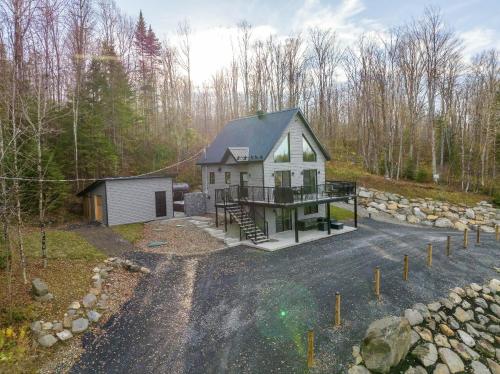 una casa bianca con portico e terrazza di Lake and Pool table - The Dorchester a Saint-Prosper