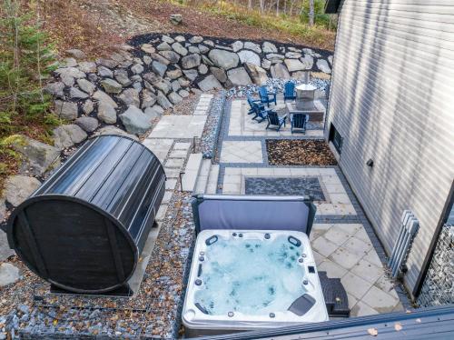 una vasca idromassaggio su un patio con panchina di Lake and Pool table - The Dorchester a Saint-Prosper