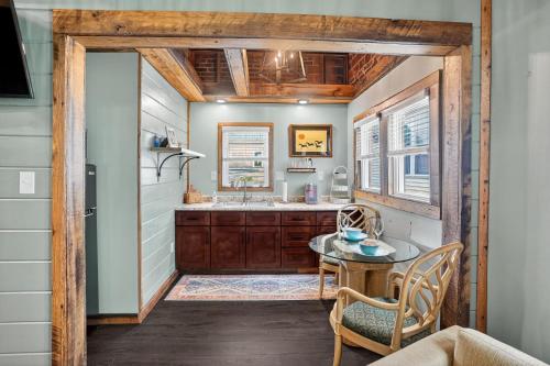 een keuken met een tafel en een wastafel in een kamer bij Stylish Retro Stay, Columbia House Unit D apts in Somerset