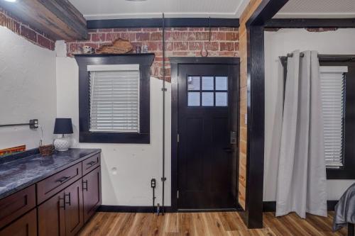 Køkken eller tekøkken på Rustic KY Retreat, Columbia House Unit B apts