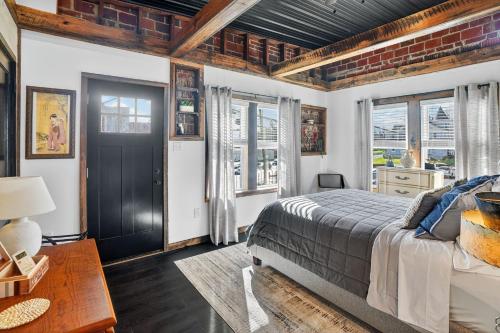 Giường trong phòng chung tại Mid Century Escape, Columbia House Unit C apts