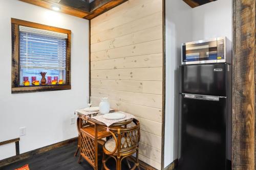 Nhà bếp/bếp nhỏ tại Mid Century Escape, Columbia House Unit C apts