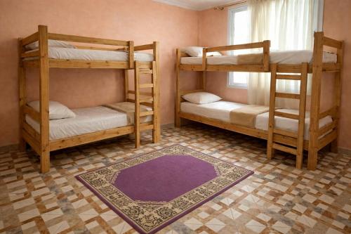 Giường trong phòng chung tại Guest house DARNART Hostel