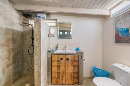 een badkamer met een wastafel en een douche bij Barefoot Bonaire in Kralendijk