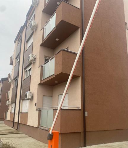 ein Pfahl, der an der Seite eines Gebäudes lehnt in der Unterkunft Teja- new apartment for 4 person with free parking space in Belgrad