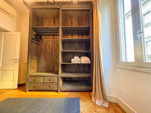 Brera Elegant Apartment Steps from Duomo, Montenapoleone, Design & Fashion Week