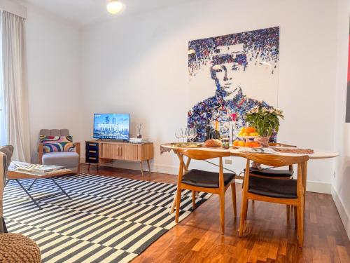 Brera Elegant Apartment Steps from Duomo, Montenapoleone, Design & Fashion Week