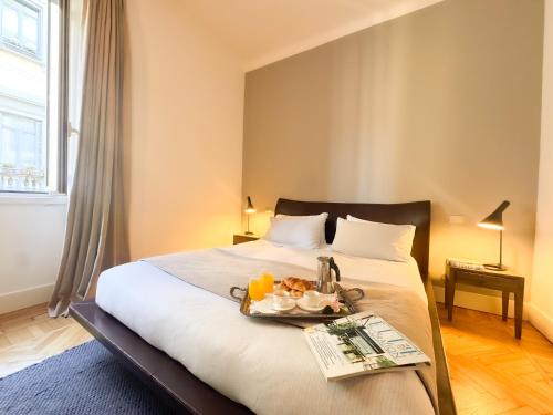 Brera Elegant Apartment Steps from Duomo, Montenapoleone, Design & Fashion Week