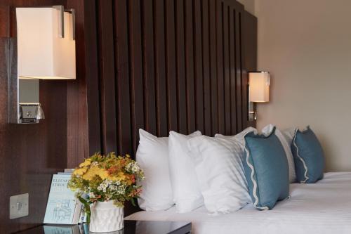 Postel nebo postele na pokoji v ubytování Grand Jersey Hotel and Spa