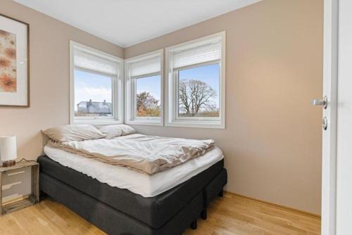 En eller flere senge i et værelse på The Terrace House 6 min from Tønsberg