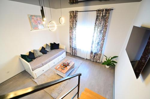 un soggiorno con un divano e un tavolo di FLH - Vila Dominik a Sibiu