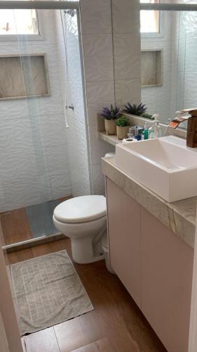 un bagno con wc, lavandino e doccia di Amy House a Vila Velha