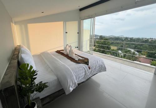 En eller flere senge i et værelse på Seaview Bliss 2BR with Balcony Paradise Apartment