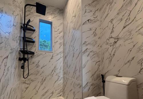 Et badeværelse på Seaview Bliss 2BR with Balcony Paradise Apartment