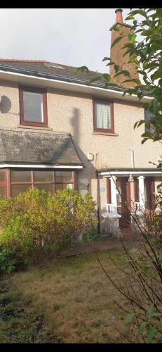 ein Backsteinhaus mit Fenstern und einem Hof in der Unterkunft Cozy & Comfy Apartments Dundee in Dundee