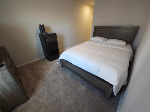 una camera con letto e comodino di LaVilla, Downtown Jacksonville, FL a Jacksonville