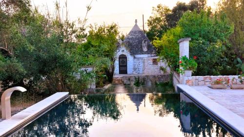 een huis met een zwembad in een tuin bij B&b Aurasia in Ostuni