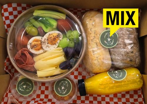 ipartment Berlin Mitte في برلين: صندوق طعام يحتوي على مجموعة من الفواكه والخضروات