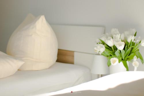 En eller flere senge i et værelse på Captain's Finest 2