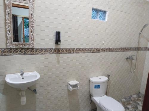 ein Badezimmer mit Toilette und Waschbecken in der Unterkunft Santhi Laba Bungalow in Nusa Penida