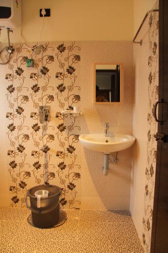 een badkamer met toilet en wastafel bij Luxurious Private Vantage Villa - Kotagiri in Kotagiri