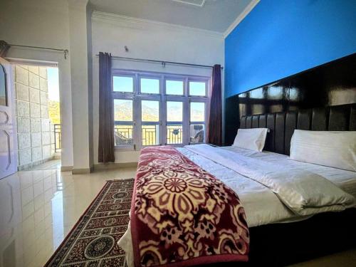 Ένα ή περισσότερα κρεβάτια σε δωμάτιο στο Hotel Vasundhara Palace, Chamba