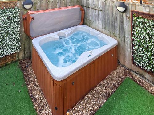 een jacuzzi in de tuin bij The Old Forge in Burshill